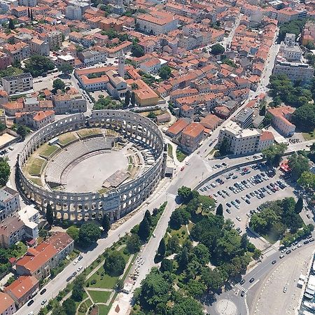 Ferienwohnung Mit Wlan, Klima, Parkplatz, Grill Und Grossem Garten Zum Fussball Spielen Gajana Exterior photo